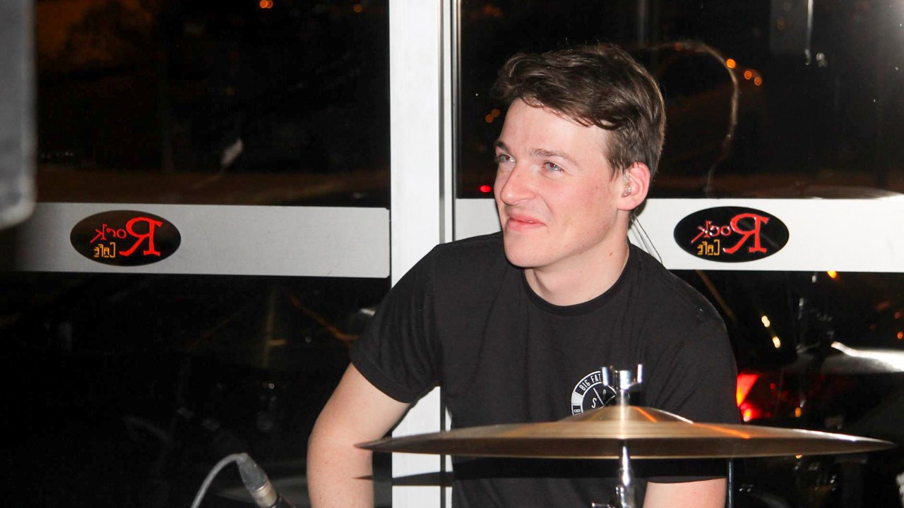 Le batteur du groupe, Alex Kirouac, est également beauceron, il est originaire de Saint-Georges.