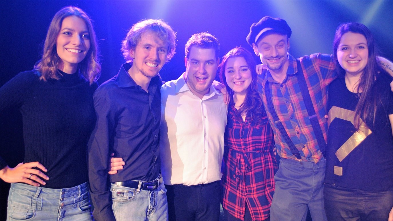 Les membres du groupe Quidam après leur victoire à la finale locale de Cégeps en spectacle.