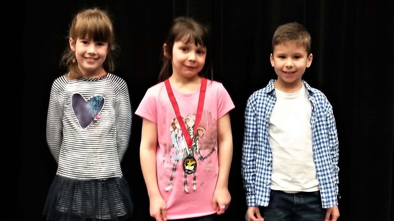 Les gagnants des trois meilleures dictées de 1ere année.