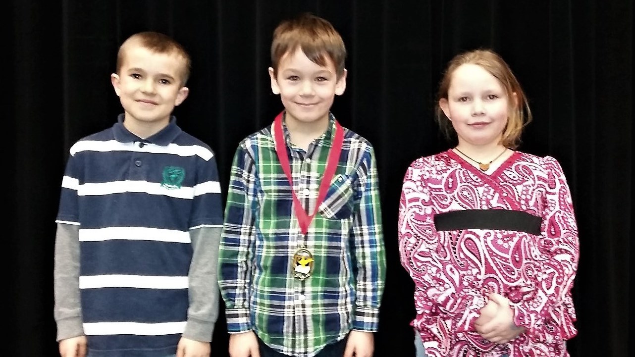 Les gagnants des trois meilleures dictées de 2e année.