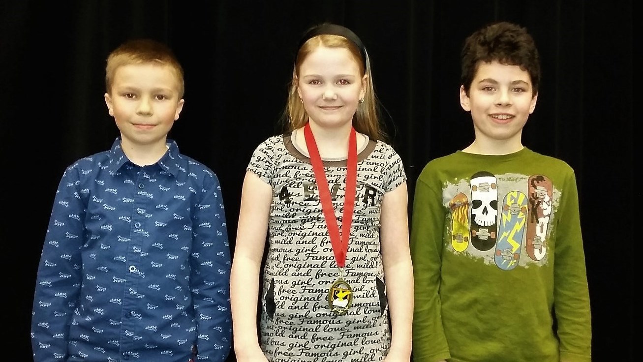 Les gagnants des trois meilleures dictées de 3e année.