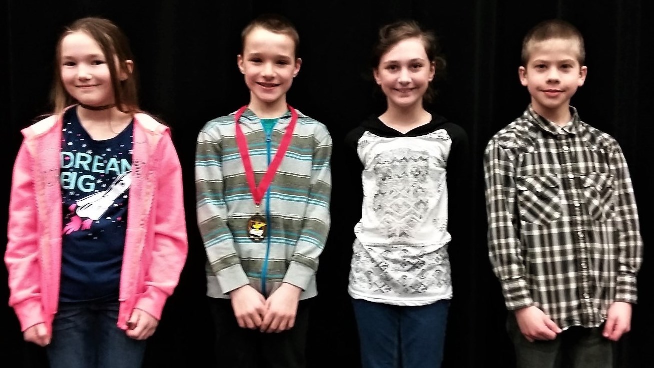 Les gagnants des trois meilleures dictées de 4e année.