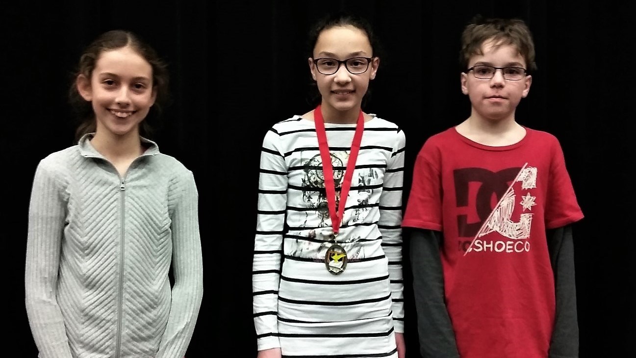 Les gagnants des trois meilleures dictées de 5e année.