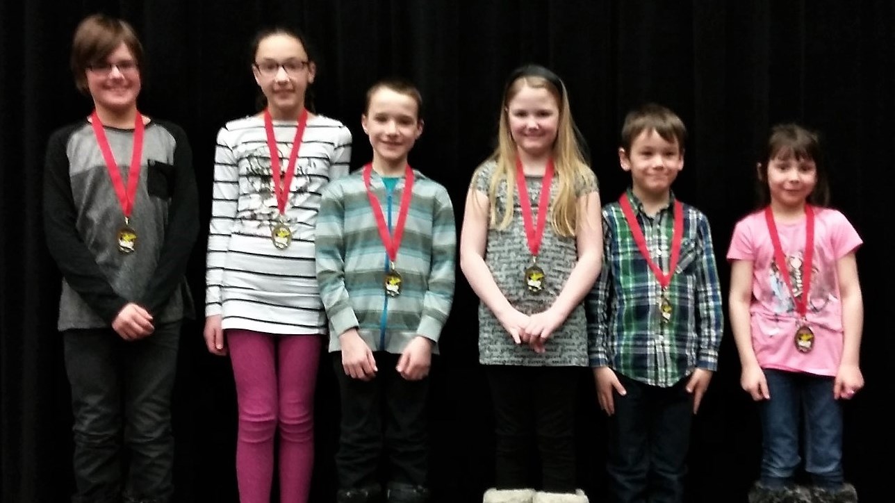 Les gagnants de chacun des niveaux. Anthony Vallières (6e année), Laura Hétu (5e année), Anthony Lavallée (4e année), Érika Poulin (3e année), Benjamin Gagnon (2e année) et Érika Poulin (1ere année).