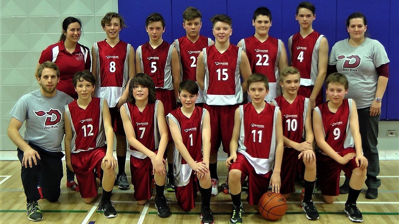 La formation masculine atome de basketball de l’École des Deux-Rives. 