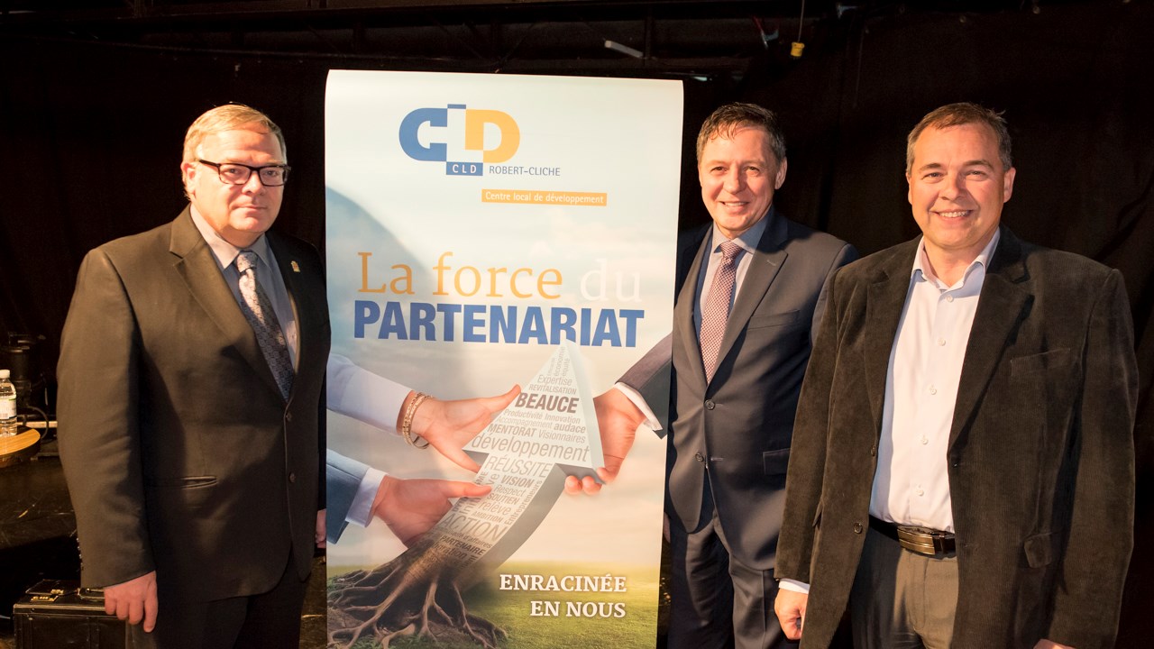 De gauche à droite, Luc Provençal, préfet de la MRC Robert-Cliche, Daniel Chaîné, directeur général du CLD Robert-Cliche et Raynald Doyon, vice-président du Conseil d'administration.