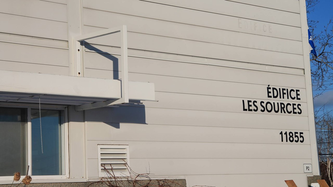 L'école du même nom est sise dans l'Édifice Les Sources dans le secteur Est de Saint-Georges.