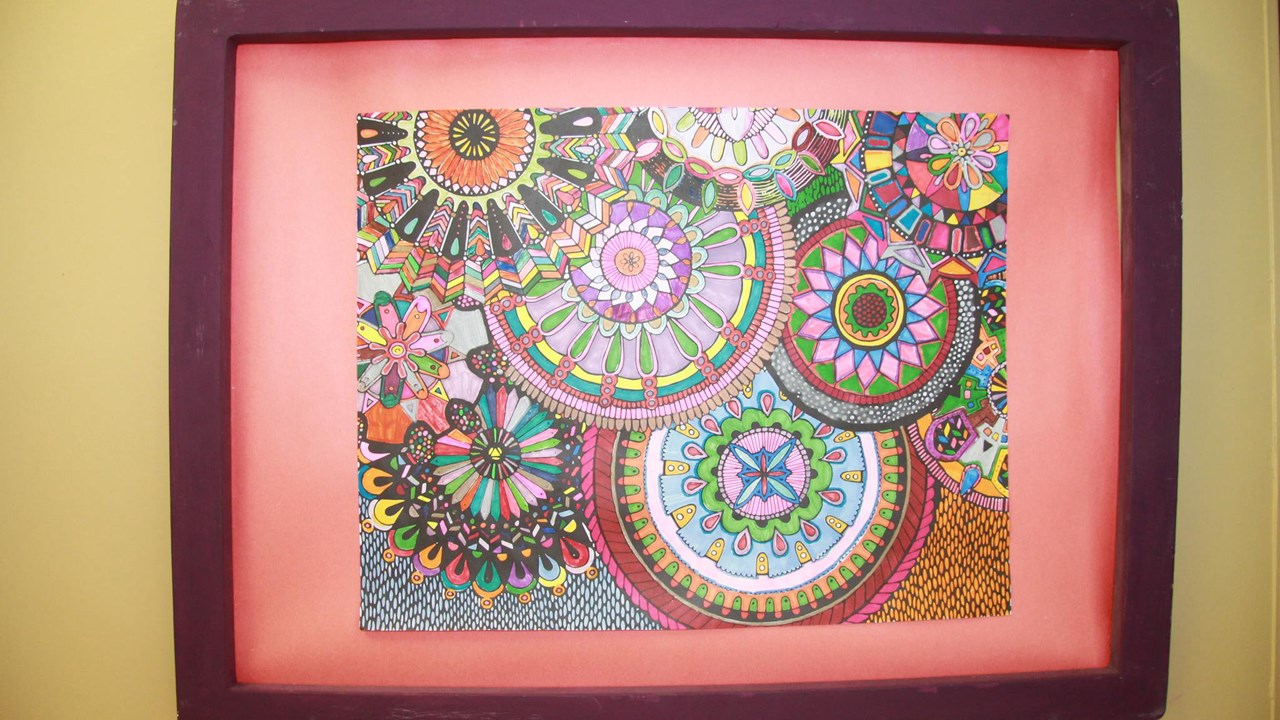 Ce magnifique mandala réalisé par des élèves orne les murs de l'école.