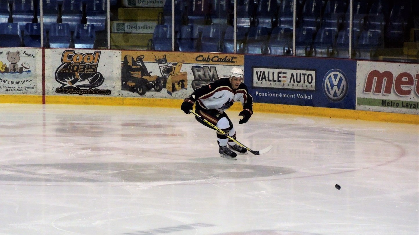 Le Danplex de Saint-Éphrem a remporté le premier match de la finale de la LHBBF au compte de 7-1 contre les Éperviers de Bellechasse.