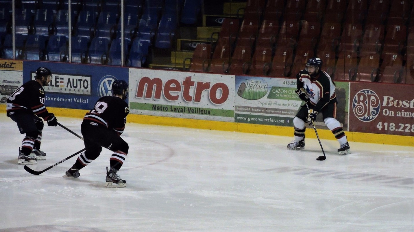 Le Danplex de Saint-Éphrem a remporté le premier match de la finale de la LHBBF au compte de 7-1 contre les Éperviers de Bellechasse.