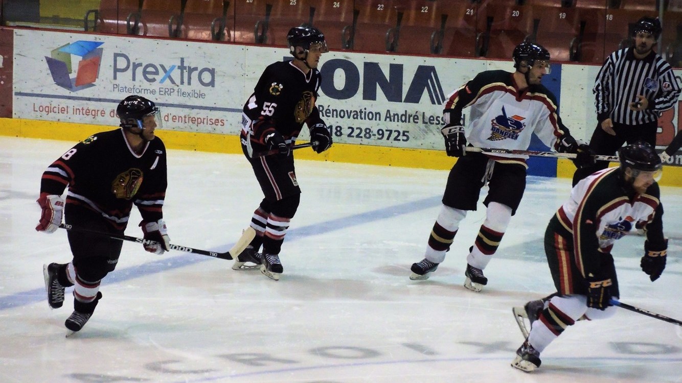 Le Danplex de Saint-Éphrem a remporté le premier match de la finale de la LHBBF au compte de 7-1 contre les Éperviers de Bellechasse.