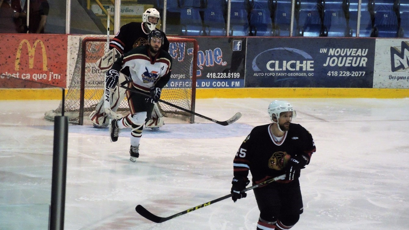 Le Danplex de Saint-Éphrem a remporté le premier match de la finale de la LHBBF au compte de 7-1 contre les Éperviers de Bellechasse.