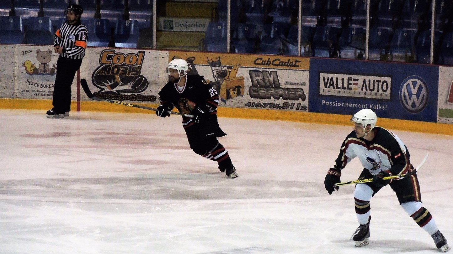 Le Danplex de Saint-Éphrem a remporté le premier match de la finale de la LHBBF au compte de 7-1 contre les Éperviers de Bellechasse.