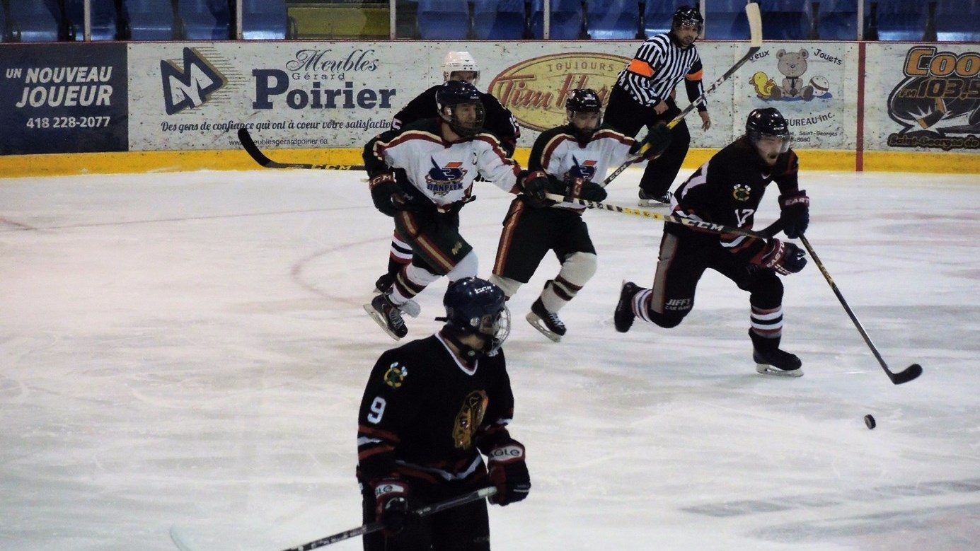 Le Danplex de Saint-Éphrem a remporté le premier match de la finale de la LHBBF au compte de 7-1 contre les Éperviers de Bellechasse.