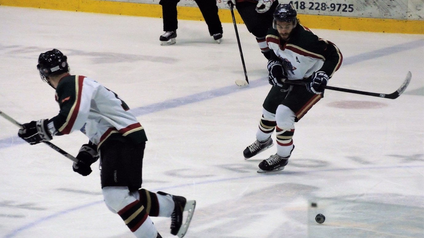 Le Danplex de Saint-Éphrem a remporté le premier match de la finale de la LHBBF au compte de 7-1 contre les Éperviers de Bellechasse.
