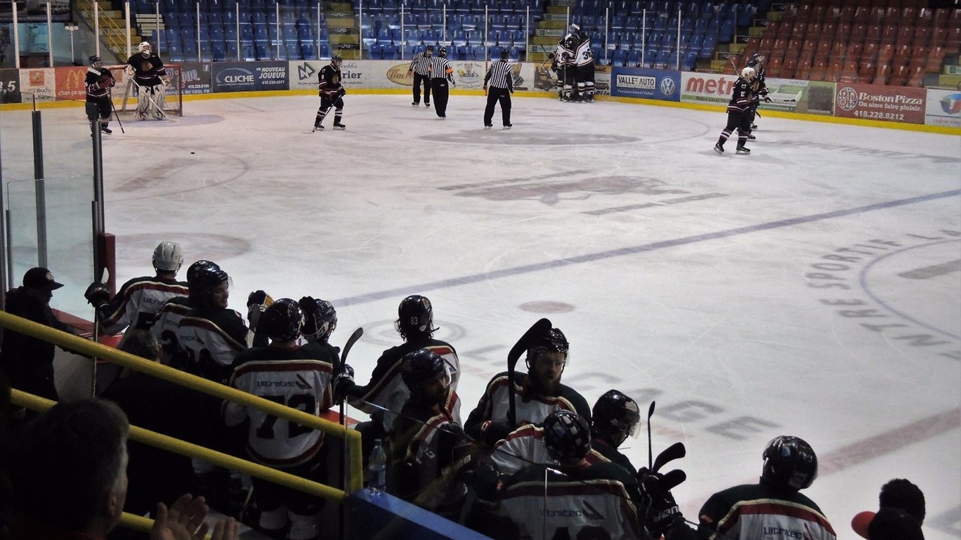 Le Danplex de Saint-Éphrem a remporté le premier match de la finale de la LHBBF au compte de 7-1 contre les Éperviers de Bellechasse.