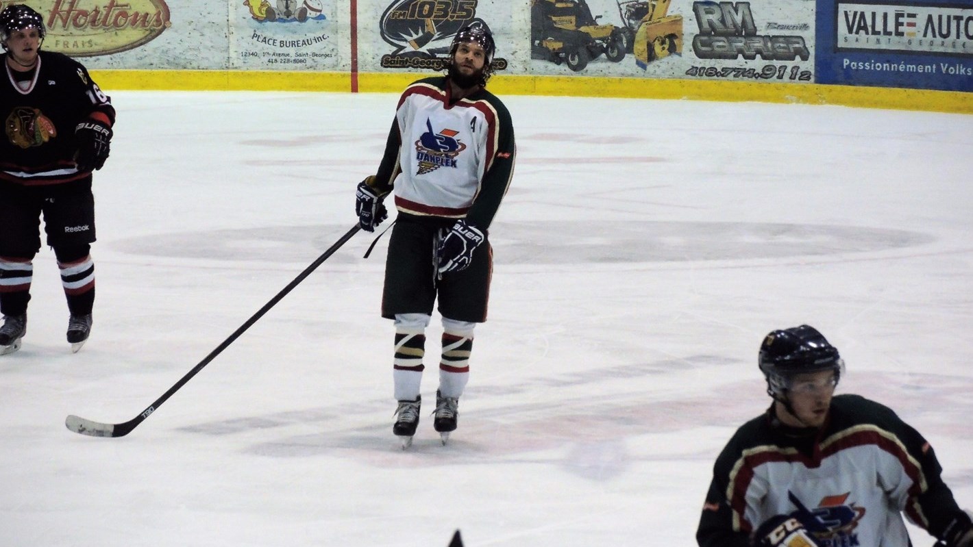 Le Danplex de Saint-Éphrem a remporté le premier match de la finale de la LHBBF au compte de 7-1 contre les Éperviers de Bellechasse.