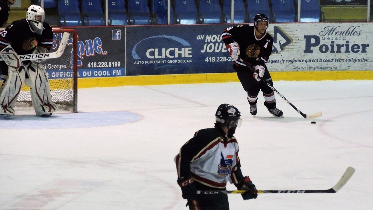 Le Danplex de Saint-Éphrem a remporté le premier match de la finale de la LHBBF au compte de 7-1 contre les Éperviers de Bellechasse.