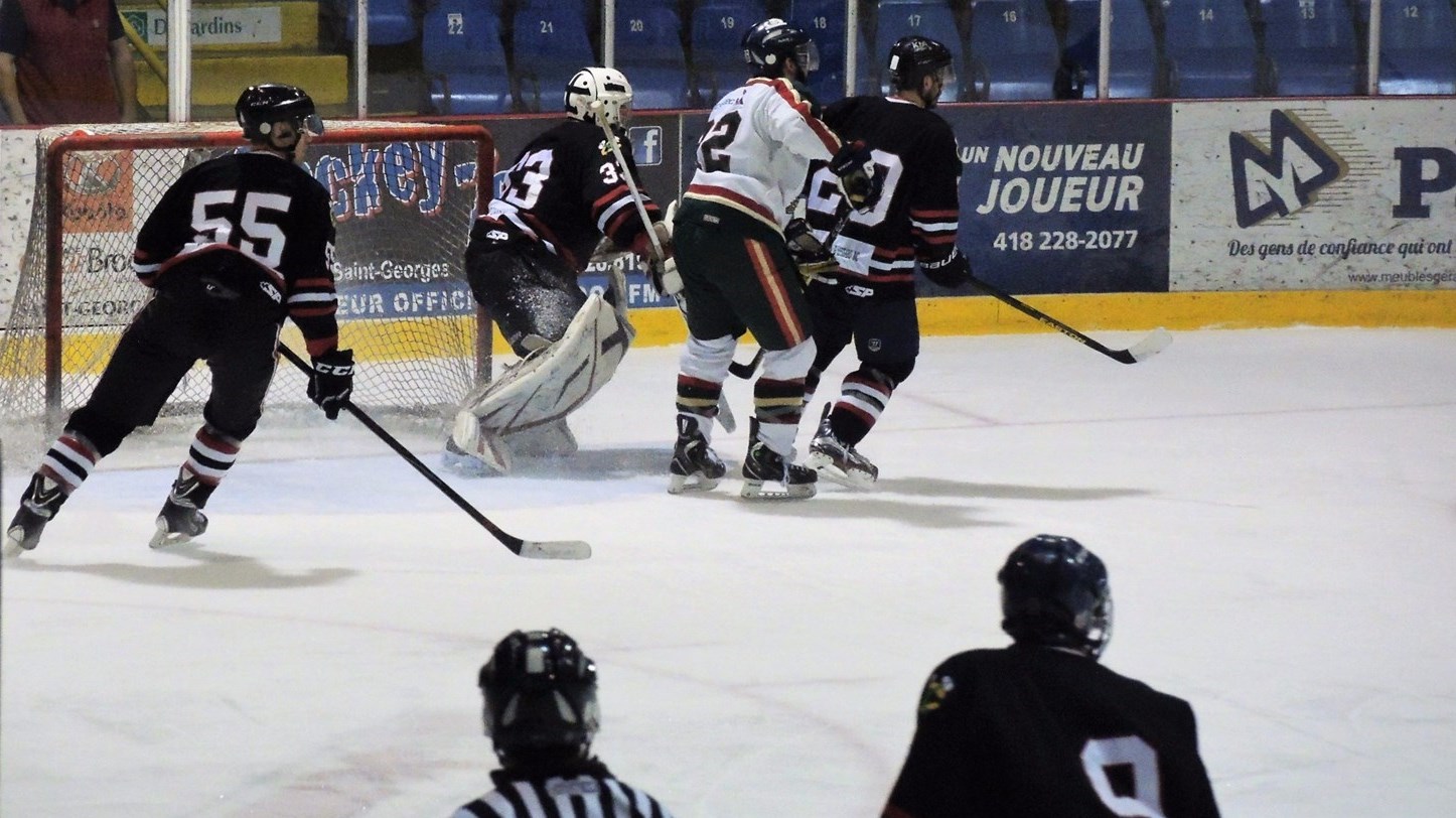 Le Danplex de Saint-Éphrem a remporté le premier match de la finale de la LHBBF au compte de 7-1 contre les Éperviers de Bellechasse.