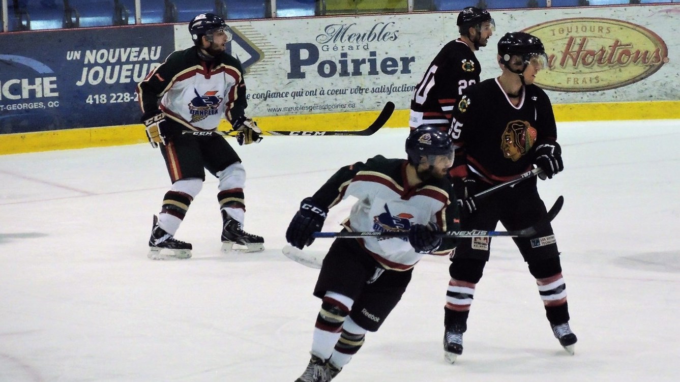 Le Danplex de Saint-Éphrem a remporté le premier match de la finale de la LHBBF au compte de 7-1 contre les Éperviers de Bellechasse.