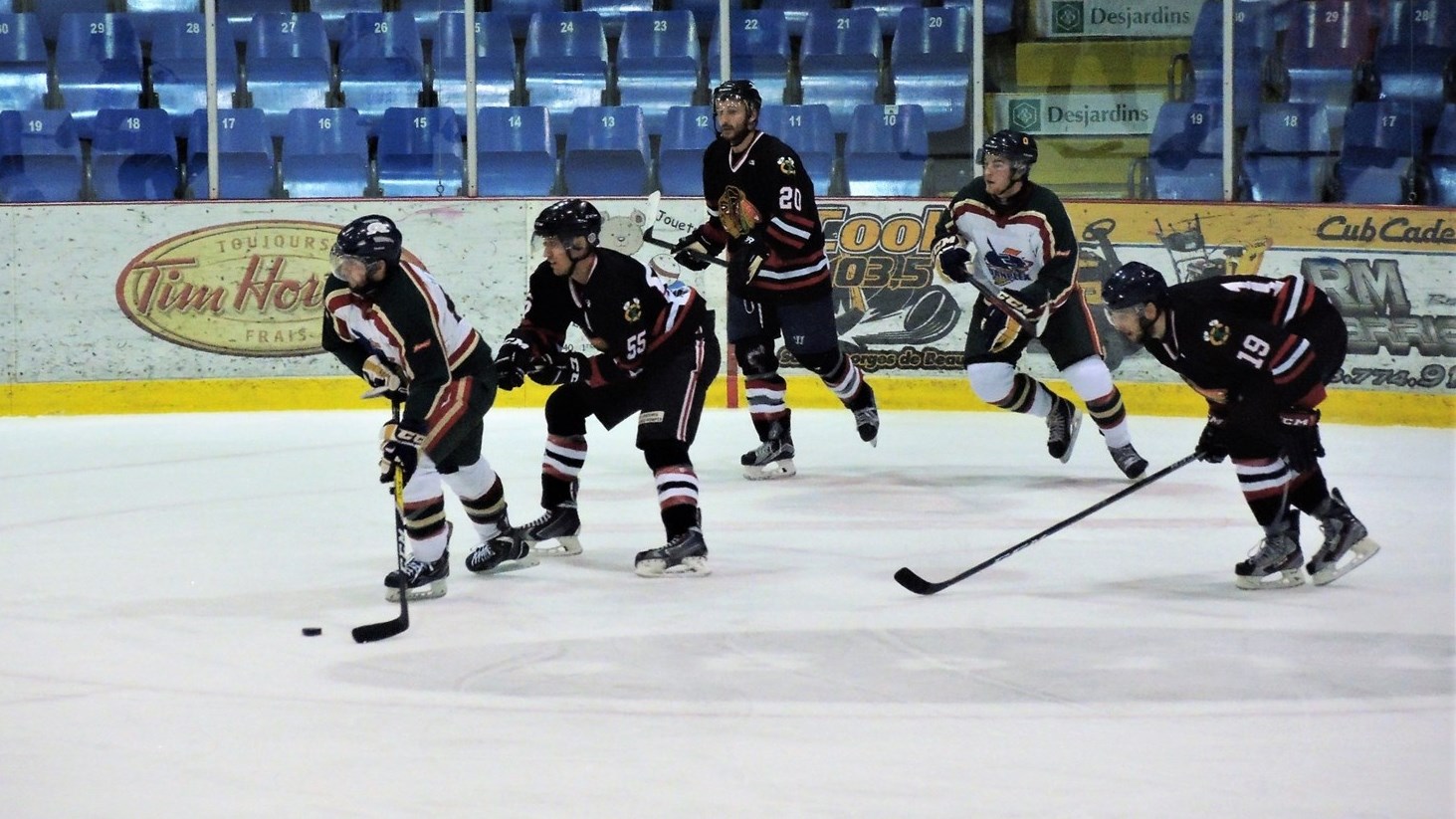 Le Danplex de Saint-Éphrem a remporté le premier match de la finale de la LHBBF au compte de 7-1 contre les Éperviers de Bellechasse.