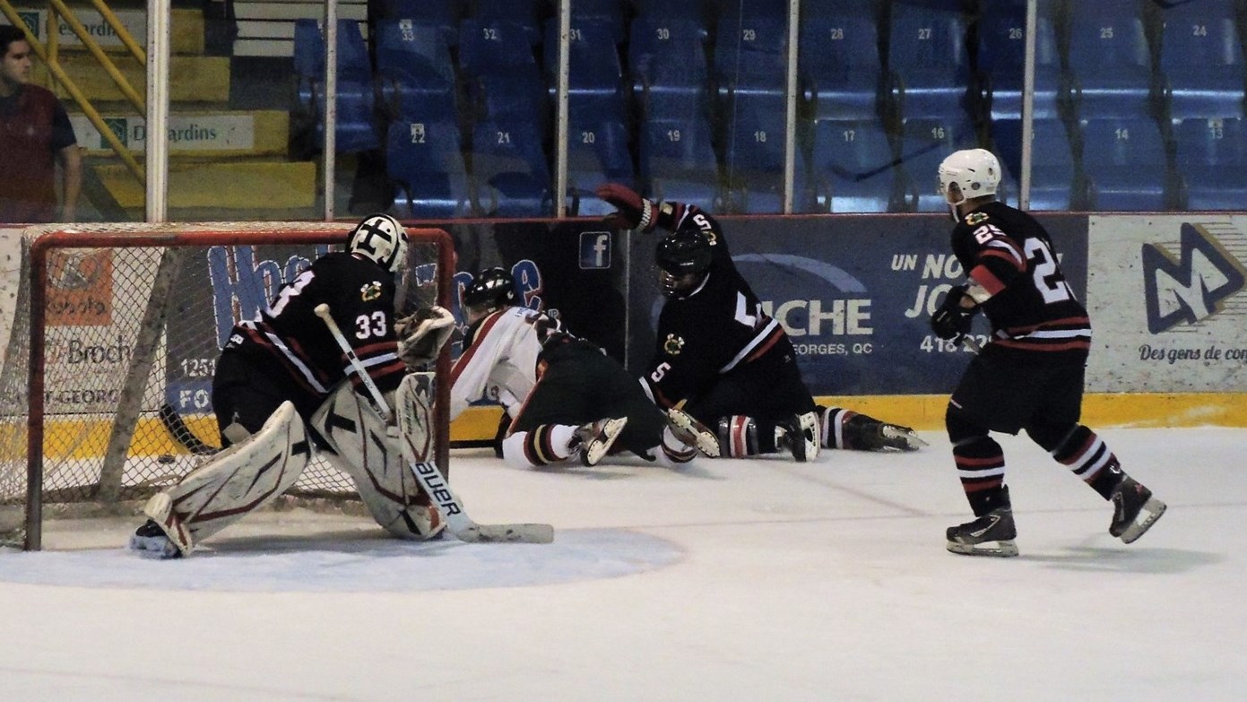 Le Danplex de Saint-Éphrem a remporté le premier match de la finale de la LHBBF au compte de 7-1 contre les Éperviers de Bellechasse.