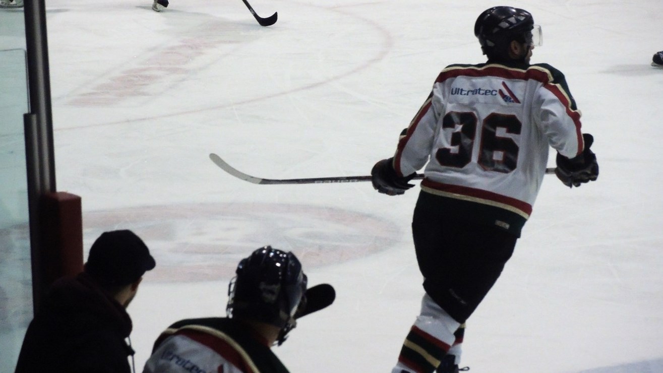 Le Danplex de Saint-Éphrem a remporté le premier match de la finale de la LHBBF au compte de 7-1 contre les Éperviers de Bellechasse.