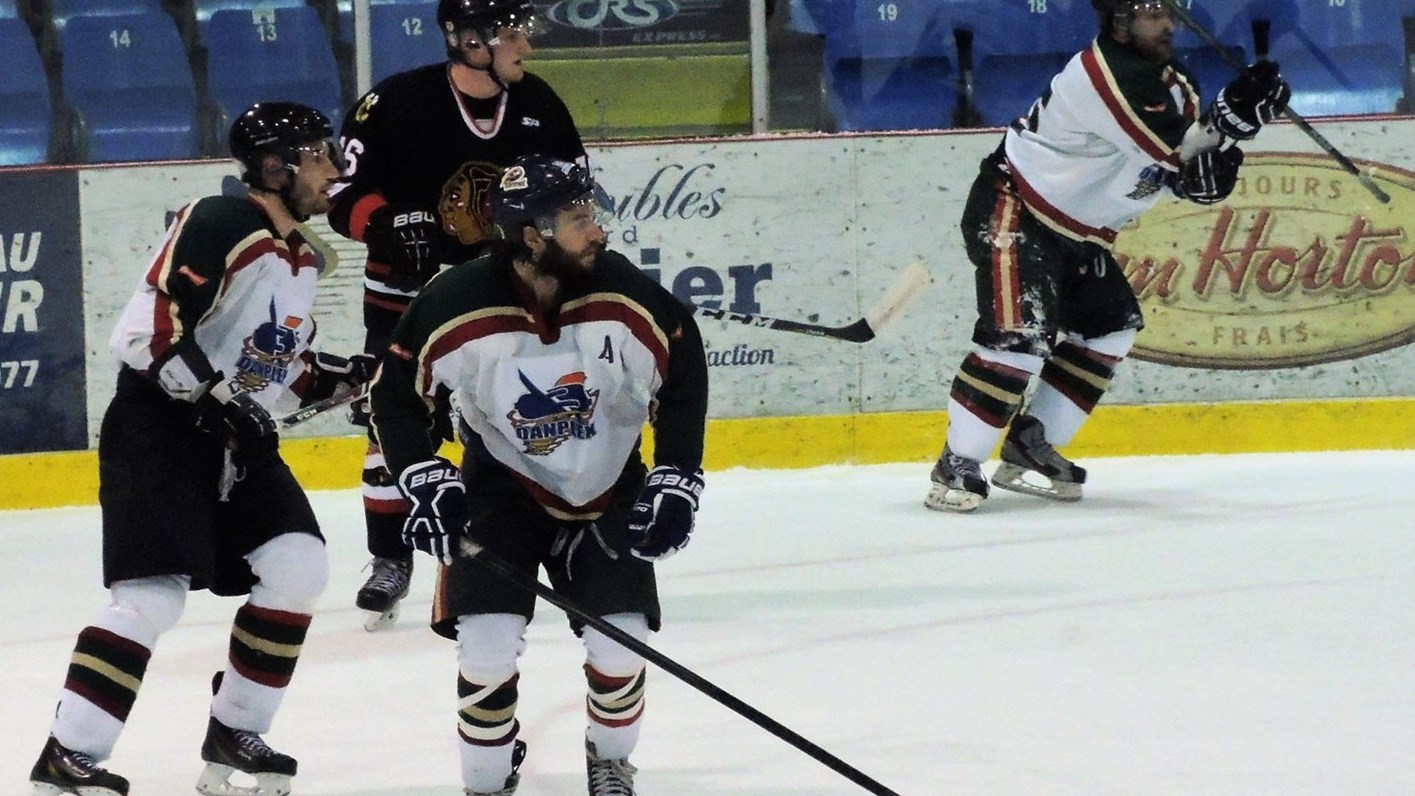 Le Danplex de Saint-Éphrem a remporté le premier match de la finale de la LHBBF au compte de 7-1 contre les Éperviers de Bellechasse.