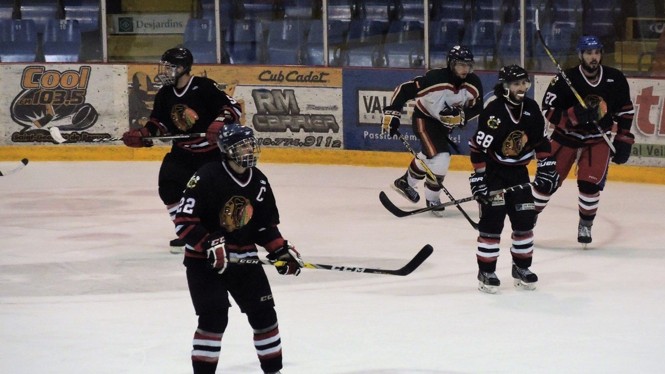 Le Danplex de Saint-Éphrem a remporté le premier match de la finale de la LHBBF au compte de 7-1 contre les Éperviers de Bellechasse.