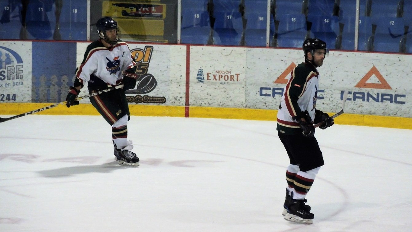 Le Danplex de Saint-Éphrem a remporté le premier match de la finale de la LHBBF au compte de 7-1 contre les Éperviers de Bellechasse.