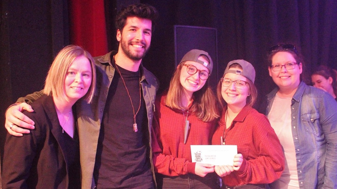 Jade Turcotte et Andréanne Simard, gagnantes de la finale locale de Secondaire en spectacle dans la catégorie création totale, pour leur interprétation de « La mélancolie d'Émilie ».