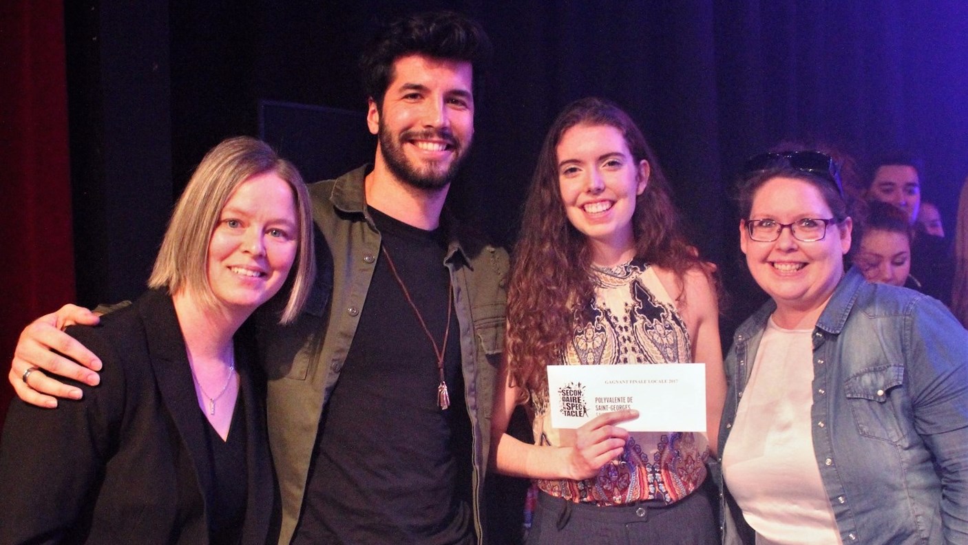 Cassandra Dion, gagnante de la finale locale de Secondaire en spectacle dans la catégorie interprétation, qui a chanté « J'ai demandé à la lune ».