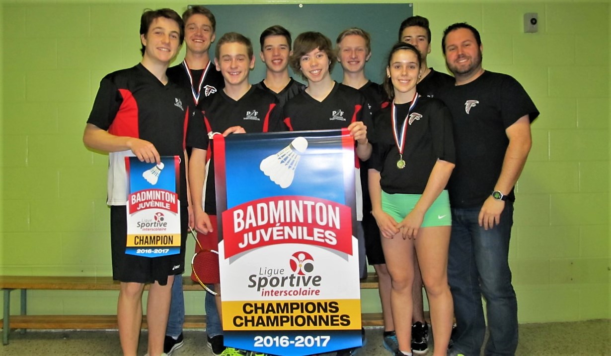 L'équipe de badminton juvénile de la Polyvalente Saint-François de Beauceville : Bastien Laflamme, Hugo Bernard, William Hazen, Mathis Poulin, Zachary Mercier, Maxim Parent, Klara Gosselin, Philippe Bélanger et Kenny Fortin, l'entraîneur.