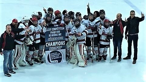 Le Garaga Bantam BB a remporté la bannière de champions de fin de saison.