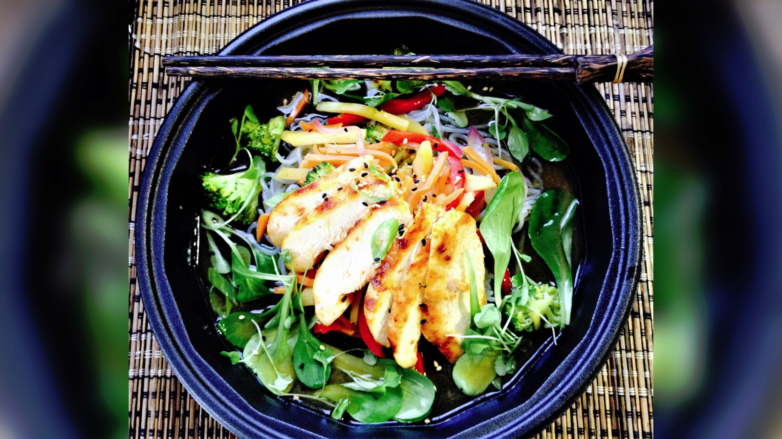 Ramens santé aux nouilles de tofu, disponible dans le service de lunchs gastronomiques.