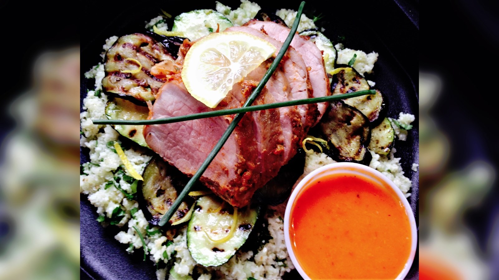 Filet de porc ratatouille, disponible dans le service de lunchs gastronomiques.