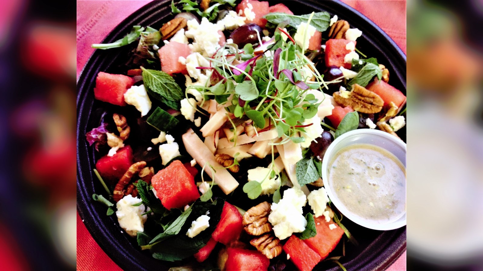 Salade la vie en rose, disponible dans le service de lunchs gastronomiques.