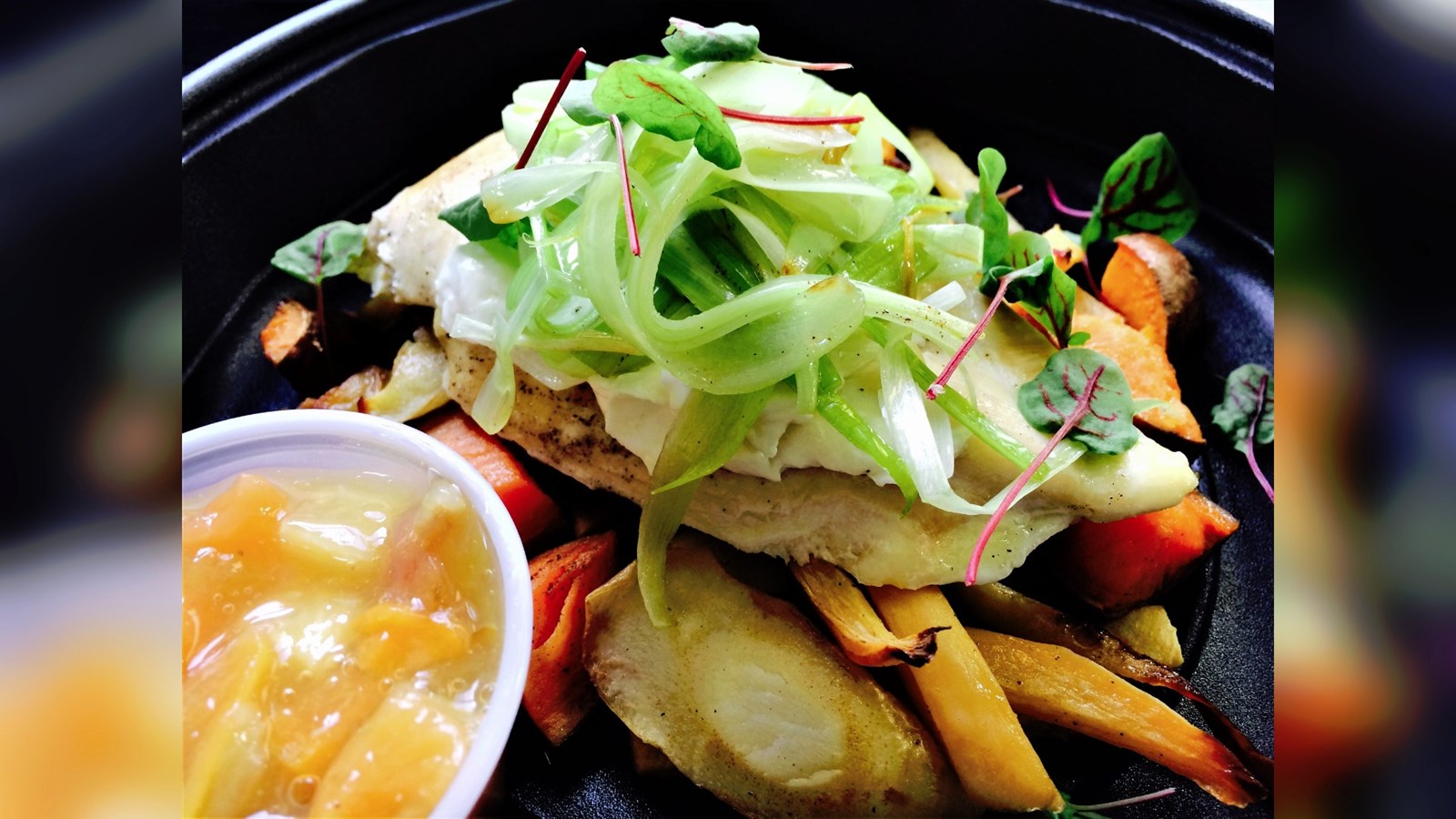 Poulet fruité au chèvre et poireaux, disponible dans le service de lunchs gastronomiques.