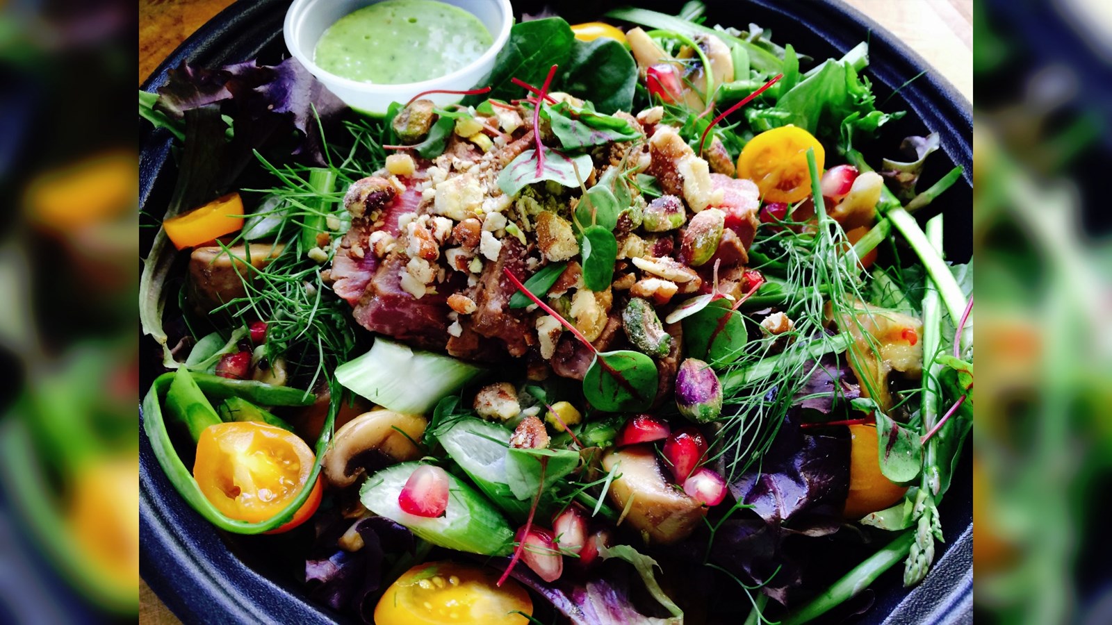 Salade de tataki de boeuf à la grenade, disponible dans le service de lunchs gastronomiques.