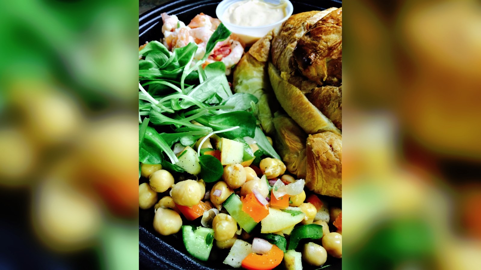 Croissant aux crevettes fraîches et saumon fumé, disponible dans le service de lunchs gastronomiques.