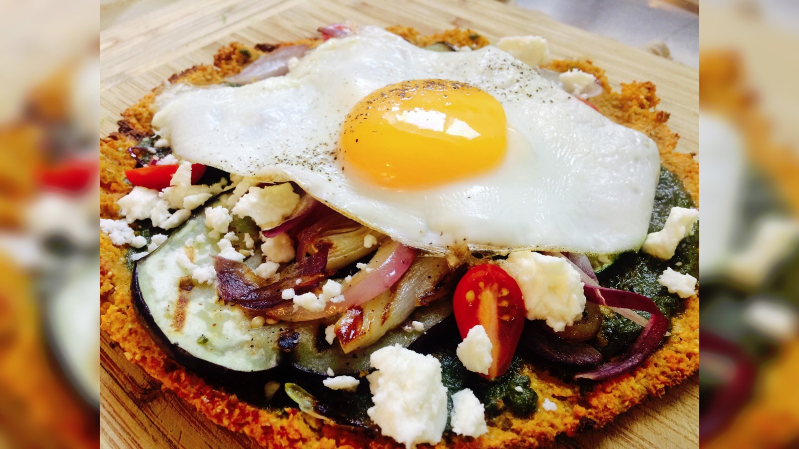 Pizza en croûte de patates douces et son oeuf à plat, disponible dans le service de lunchs gastronomiques.