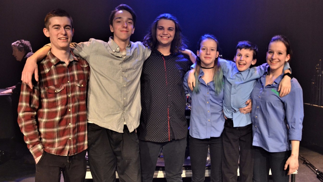 Les membres des deux numéros gagnants de la finale locale de Secondaire en spectacle à la Polyvalente Benoît-Vachon de Sainte-Marie.