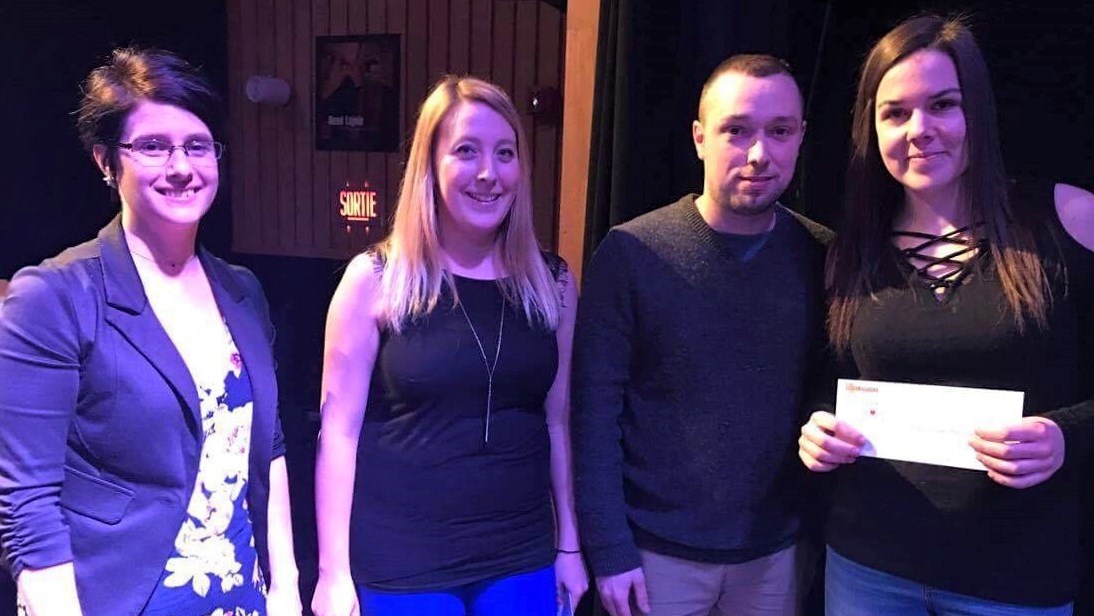 Alison Lessard-Beaulieu, gagnante du prix Coup de coeur du jury dans la catégorie « Interprétation - Musique », entourée des trois juges de la soirée Marie-Claude Paradis, Kelly Roy et Simon Ouellet.