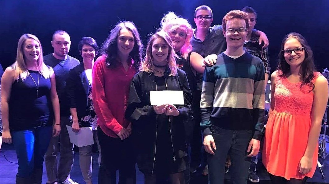 Le groupe « Partants perdus », gagnants du prix Coup de coeur du jury dans la catégorie « Création totale - Expression dramatique », en compagnie des trois juges de la soirée Kelly Roy, Simon Ouellet et Marie-Claude Paradis.