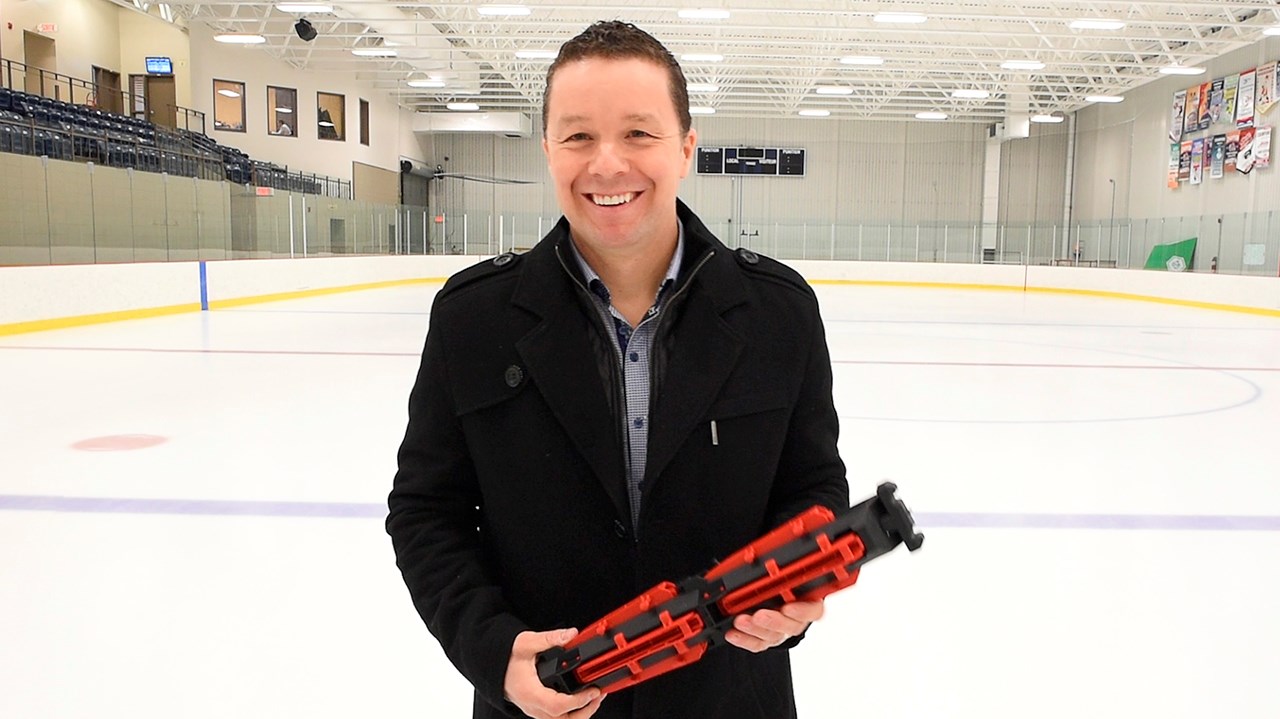 Originaire de Saint-Georges, Éric Champagne a lancé ce mois-ci un concept innovant de séchoir portatif multisports, le DRY'N GO.