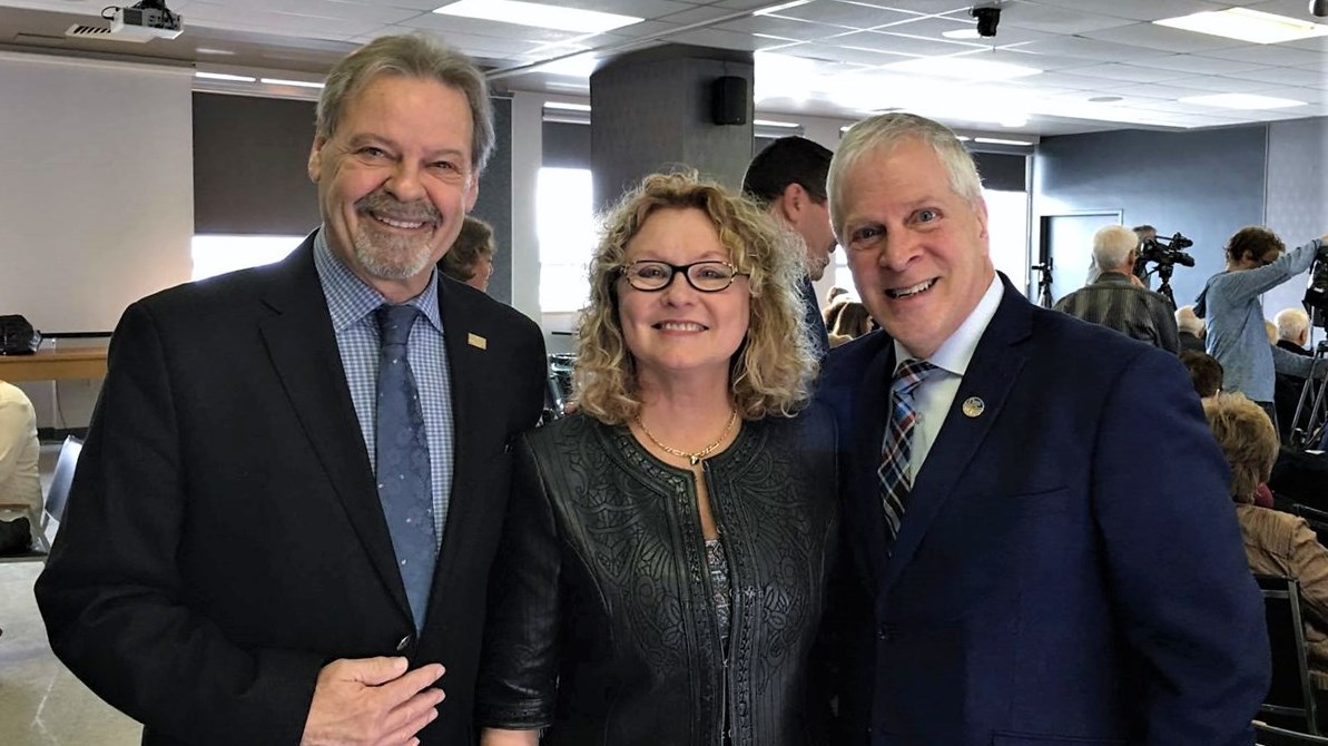 De gauche à droite : André Spénard (CAQ Beauce-Nord), Marguerite Blais (conférencière invitée du Comité) et François Paradis (CAQ Lévis/porte-parole aînés).