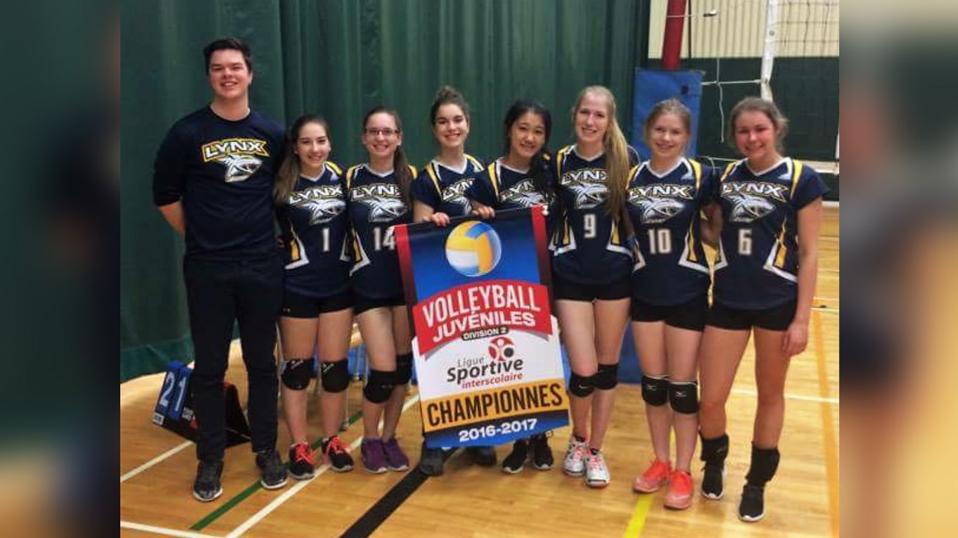 L'équipe de volleyball qui a remporté la bannière en juvénile féminin division 2. De gauche à droite : Vincent Bolduc, entraîneur, Erika Larivière-Nolet, Sarah-Michèle Morin, Anne-Sophie Larrivée, Ariane McCollough, Kelly-Ann Grondin, Victoria Bernard et Sophia-Rose Veilleux.