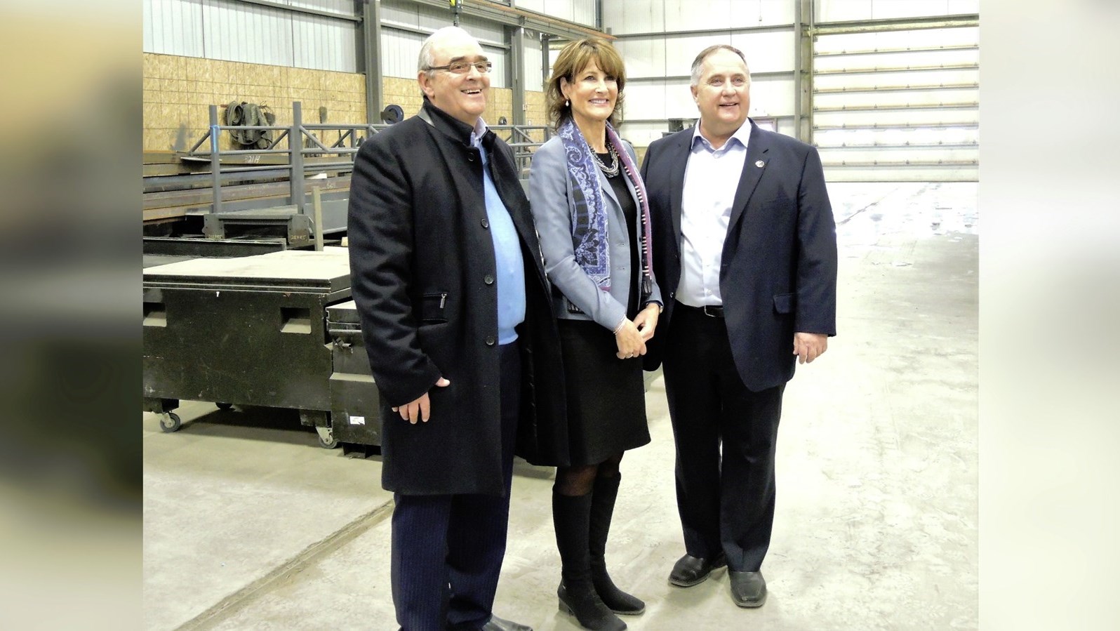 Paul Busque, député de Beauce-Sud, Kathleen Weil, ministre de l'Immigration, de la Diversité et de l'Inclusion et Martin Binette, président chez Structure SBL à Saint-Benoît-Labre.