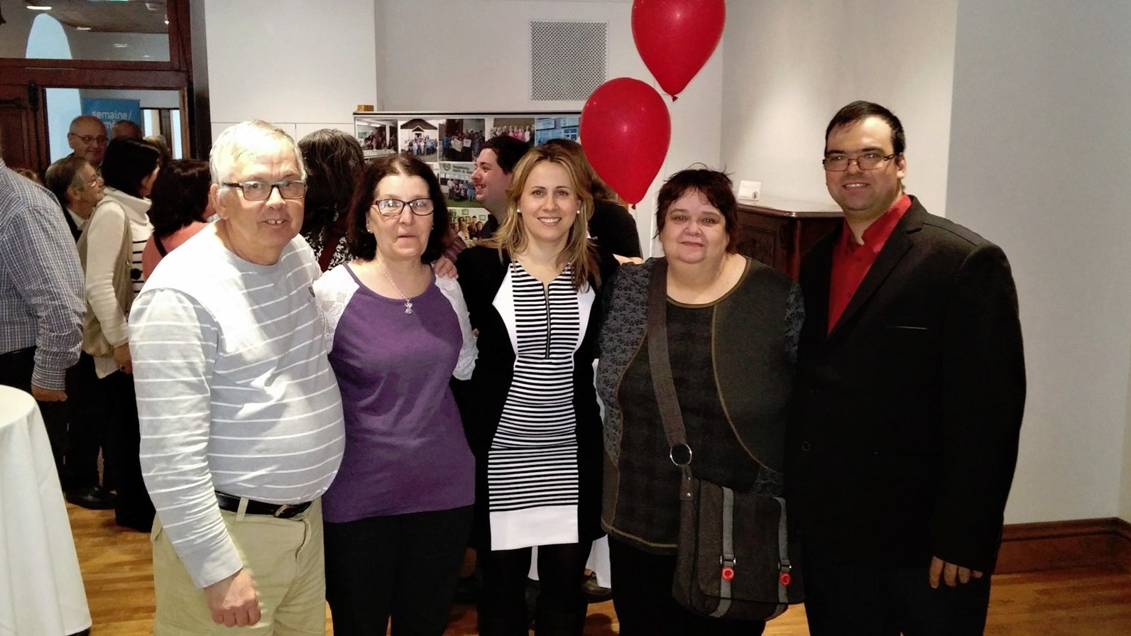 Les représentants d’Alphare à l’événement. Des adultes apprenants : Gaétan Langelier, Jeannine Turcotte et Jacques Jolin entourent Annie Poulin et Céline Leclerc, membres de l’équipe d’Alphare.