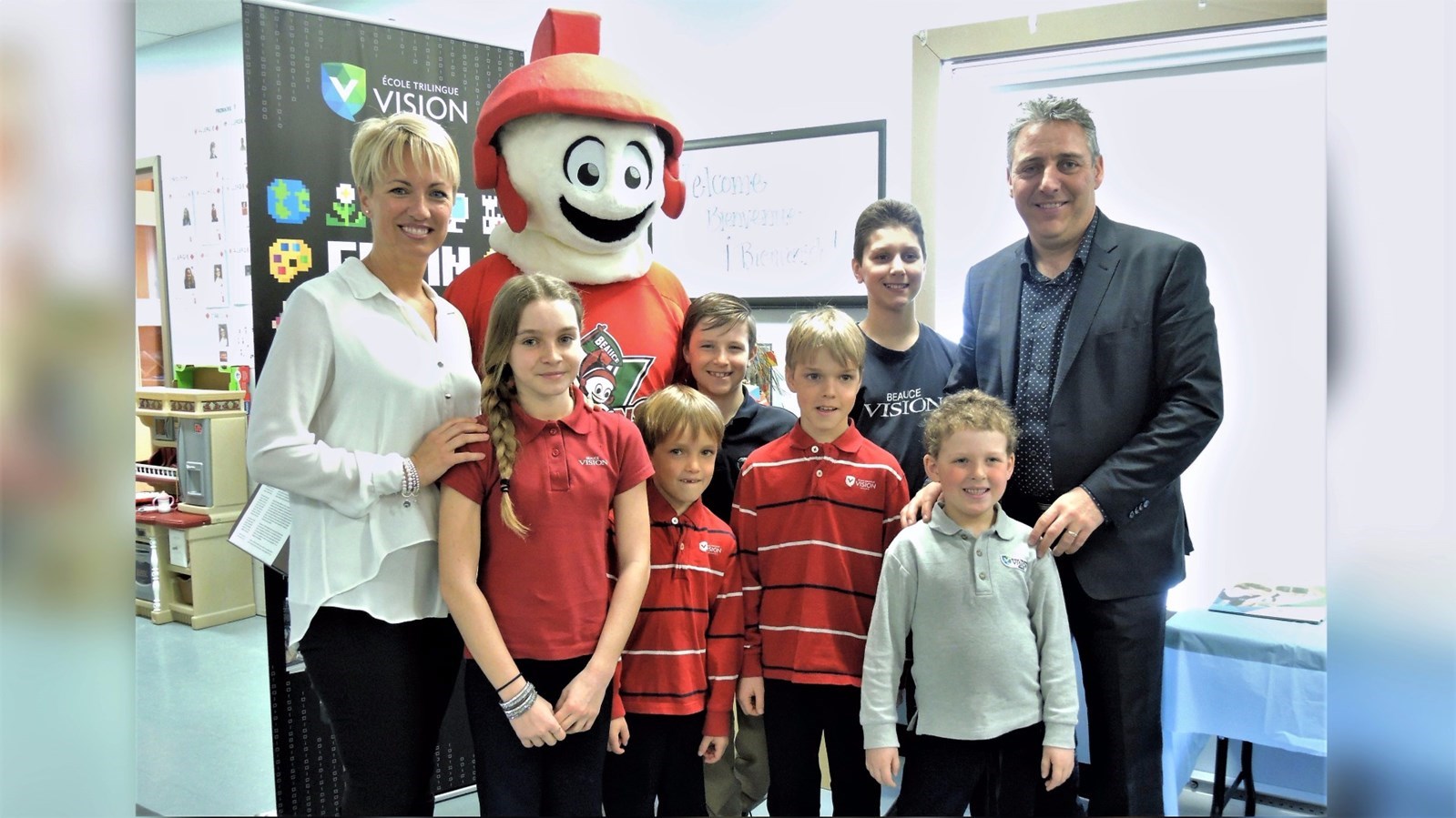 Six élèves de l'École Vision Beauce de Sainte-Marie, entourés des présidents d'honneur de la campagne de financement, Michèle Michaud et Sylvain Cliche, propriétaires de Cliche Auto Ford et parents Vision Beauce.